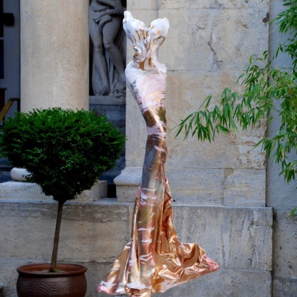 rosa, goldene Skulptur für den Park_Carbon Couture_Outdoor | Nonos