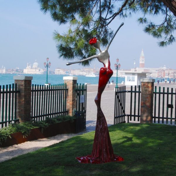 rote, weibliche Skulpturfür den Park_Carbon Couture_Sophia_Outdoor | Nonos