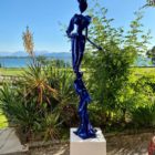 blaue, weibliche Skulptur aus Karbon und Harz für den Park_Outdoor | Nonos