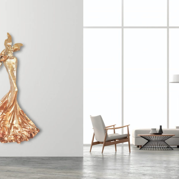 Wandobjekt in Wohnzimmer Mercedes und Franziska Welte_goldenes Kleid aus Karbon und Harz_Carbon Couture_Interior Design | Nonos